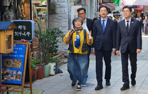 마산 창동예술길 걷는 김경수·정원오