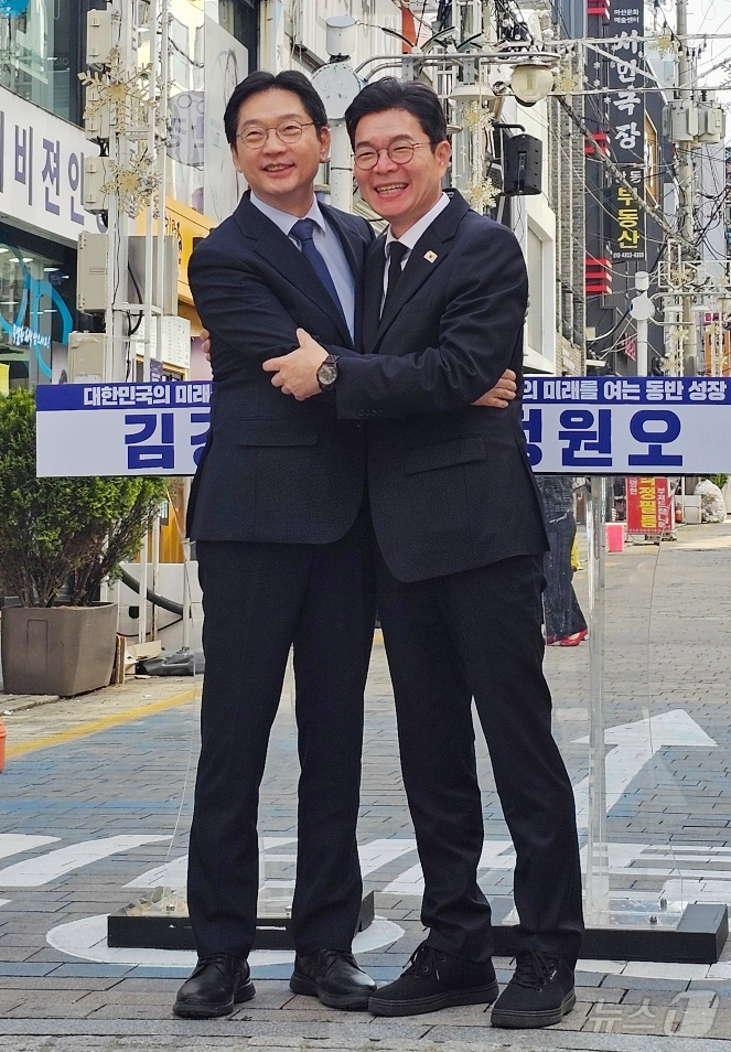 (창원=뉴스1) 박민석 기자 = 더불어민주당 김경수 경남지사 후보와 정원오 서울시장 후보가 21일 오후 경남 창원시 마산합포구 창동 예술촌에서 서울·경남 상생 협력 협약을 체결하고 …