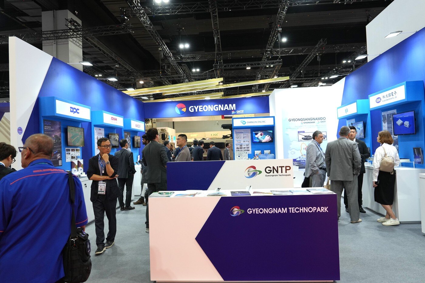 본문 이미지 - DSA 2026 행사장에 마련된 경남TP관.(한국방위산업진흥회 제공)