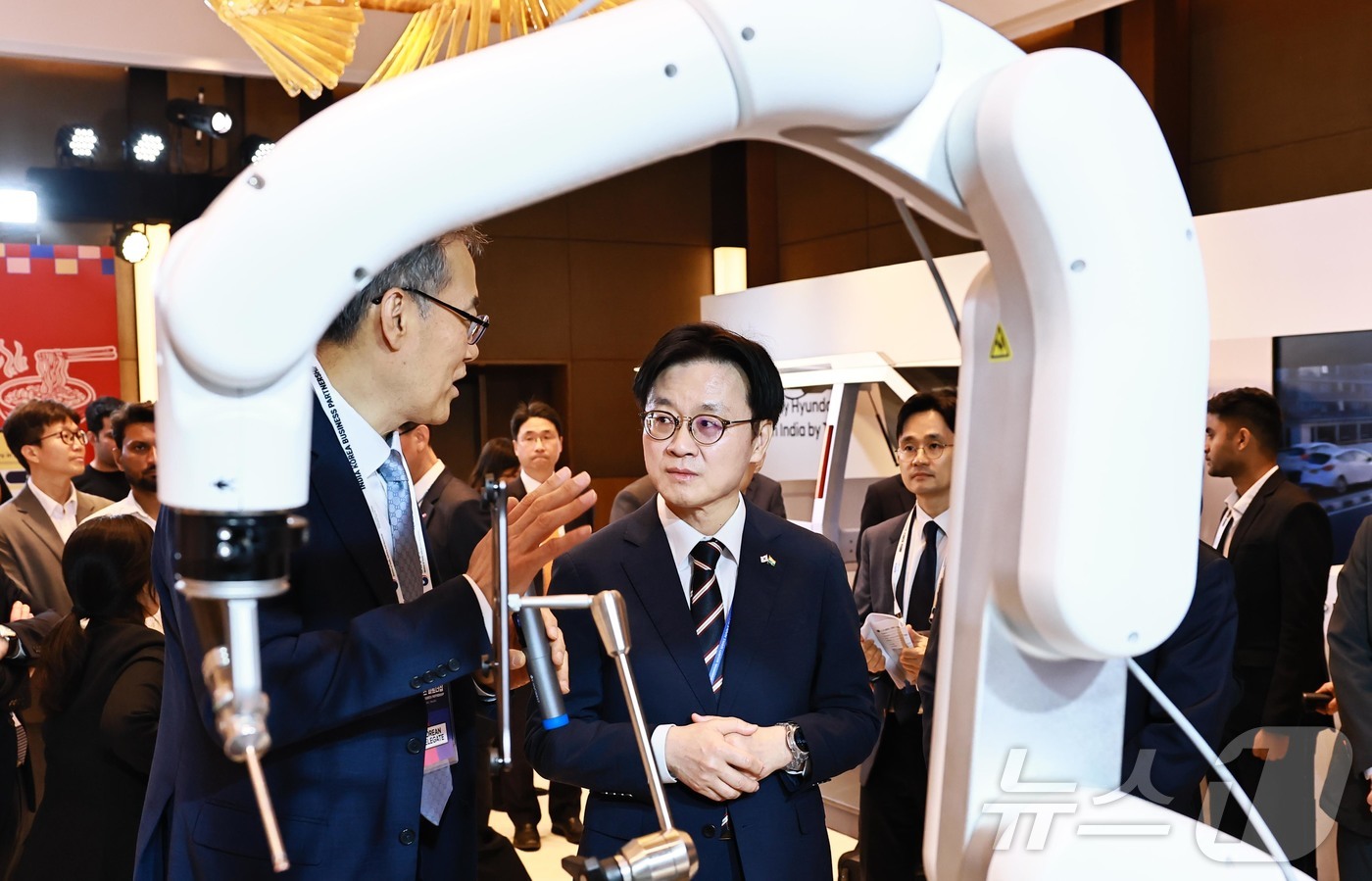 (서울=뉴스1) = 김정관 산업통상부 장관이 21일(현지시간) 인도 뉴델리 오베로이 호텔에서 열린 \'한·인도 비즈니스 파트너십\' 행사장을 방문해 1:1 비즈니스 상담회장과 K- …
