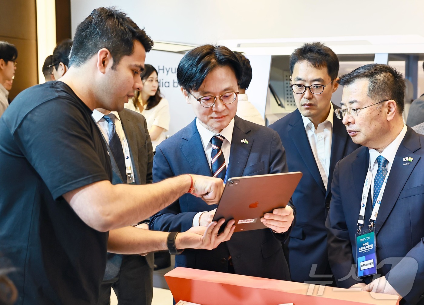 (서울=뉴스1) = 김정관 산업통상부 장관이 21일(현지시간) 인도 뉴델리 오베로이 호텔에서 열린 '한·인도 비즈니스 파트너십' 행사장을 방문해 1:1 비즈니스 상담회장과 K-이노 …