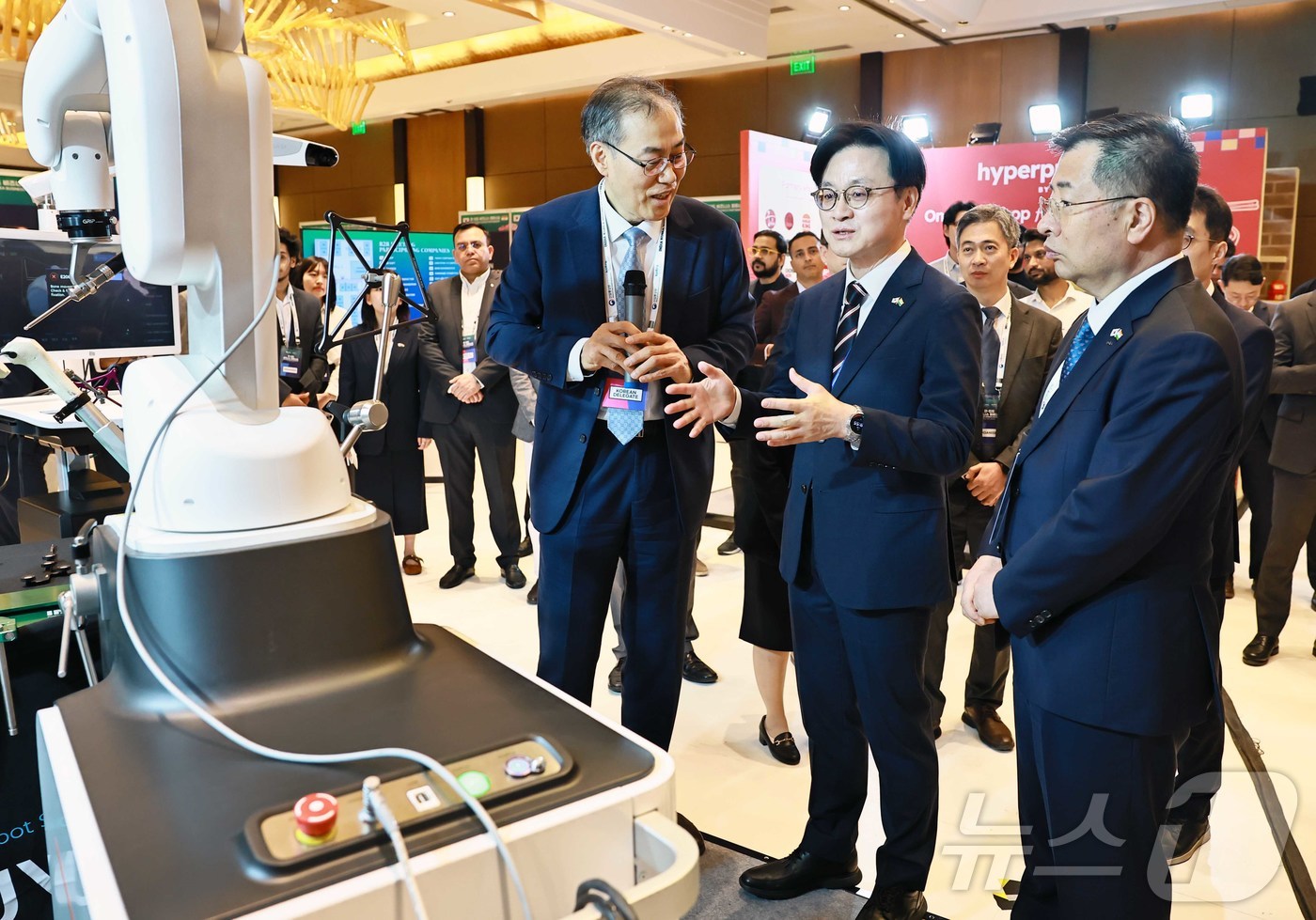 (서울=뉴스1) = 김정관 산업통상부 장관이 21일(현지시간) 인도 뉴델리 오베로이 호텔에서 열린 \'한·인도 비즈니스 파트너십\' 행사장을 방문해 1:1 비즈니스 상담회장과 K- …