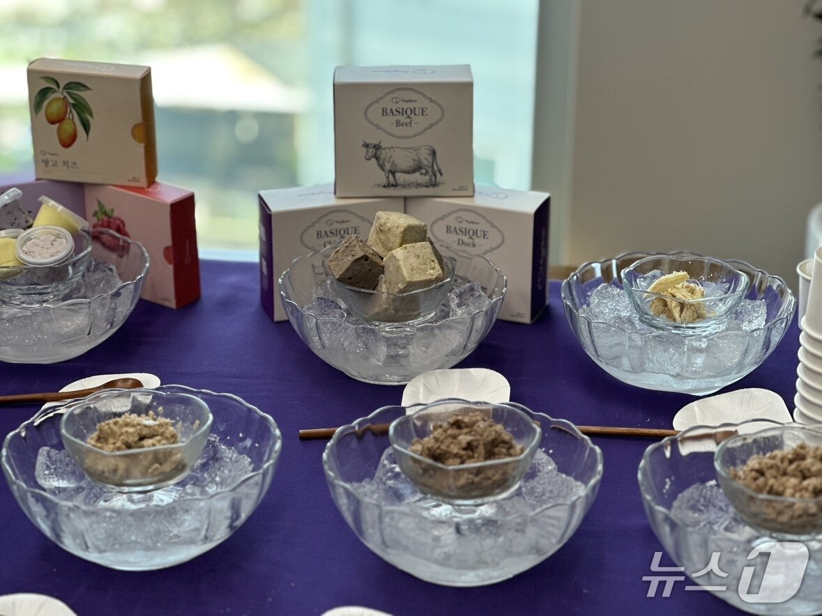 본문 이미지 - 한국반려동물영양연구소는 18일 열린 내강내고 세미나에서 닥터레이와 레이앤이본 제품을 선보였다. ⓒ 뉴스1