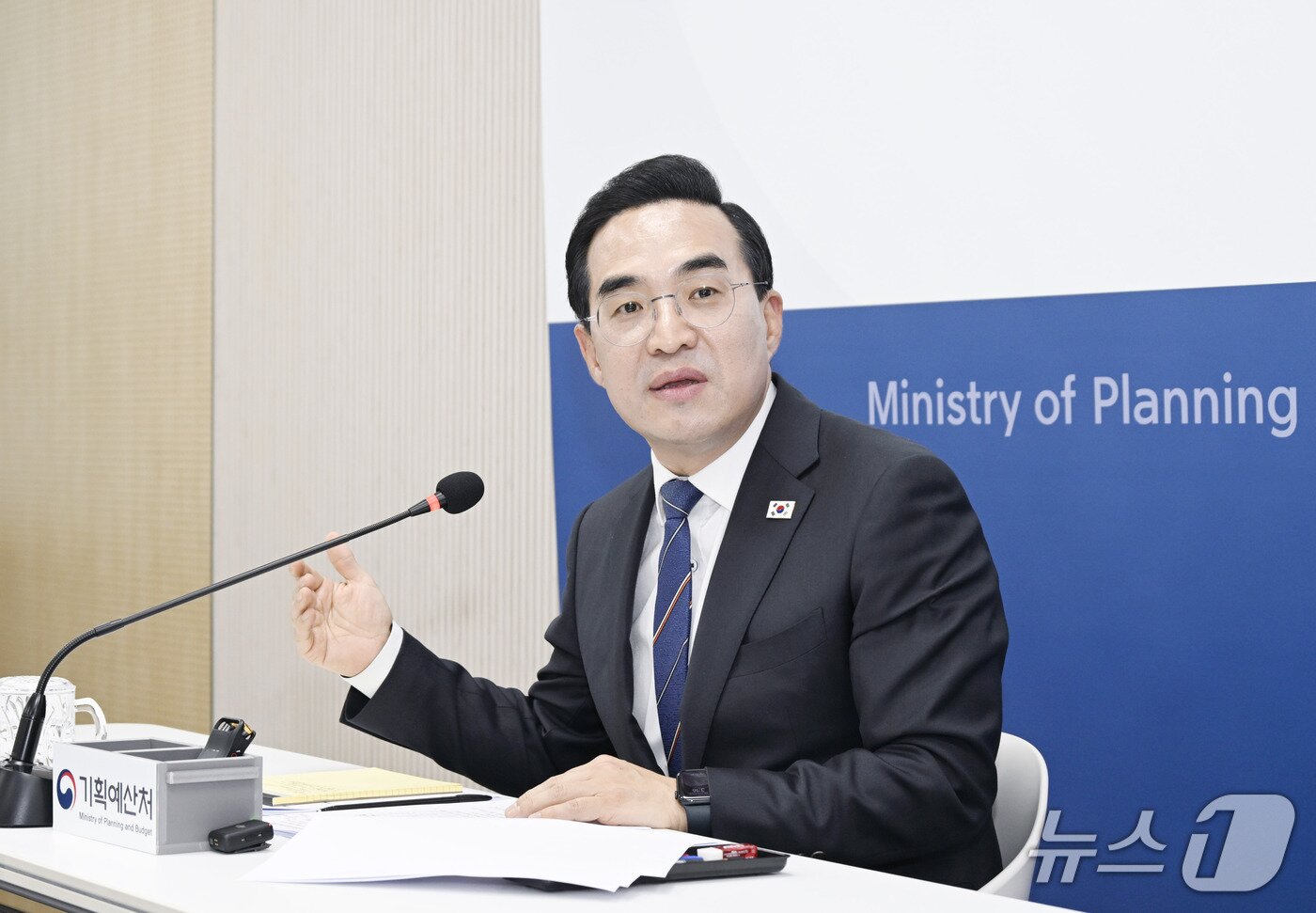 본문 이미지 - 박홍근 기획예산처 장관이 4월 21일 오후 정부세종청사 중앙동에서 열린 '기획예산처 출입 기자단 간담회'를 주재하고 기자 질문에 답변을 하고 있다.(기획예산처 제공). 2026.4.21/뉴스1