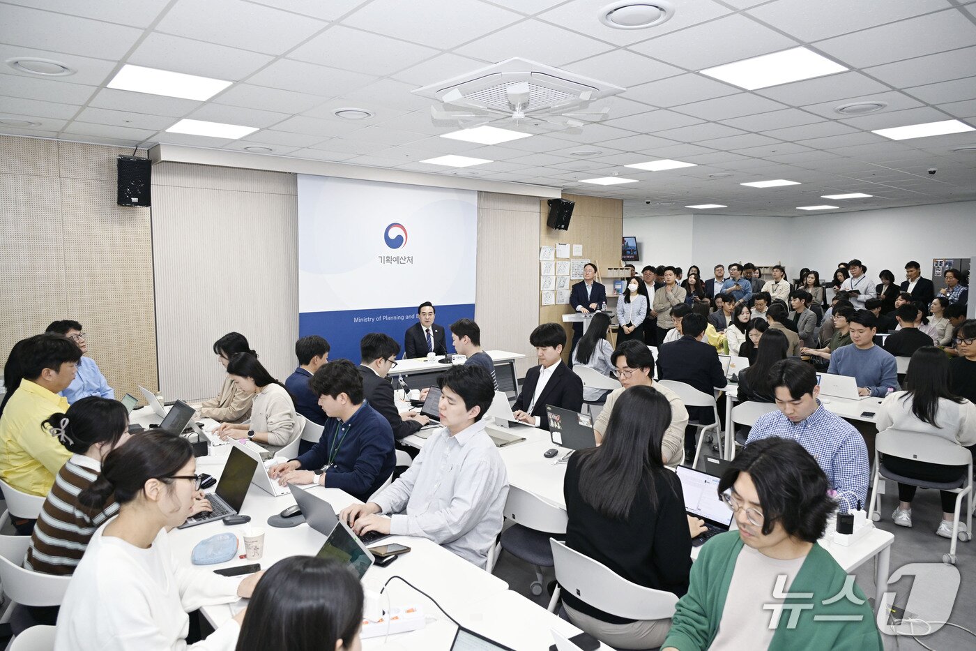 본문 이미지 - 박홍근 기획예산처 장관이 4월 21일 오후 정부세종청사 중앙동에서 열린 '기획예산처 출입 기자단 간담회'를 주재하고 기자 질문에 답변을 하고 있다.(기획예산처 제공). 2026.4.21/뉴스1