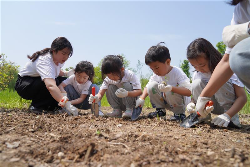 본문 이미지 - 한섬은 2023년 국립생태원과 멸종위기종 보전 및 생물다양성 증진을 위한 업무협약을 맺은 바 있다.(한섬 제공)