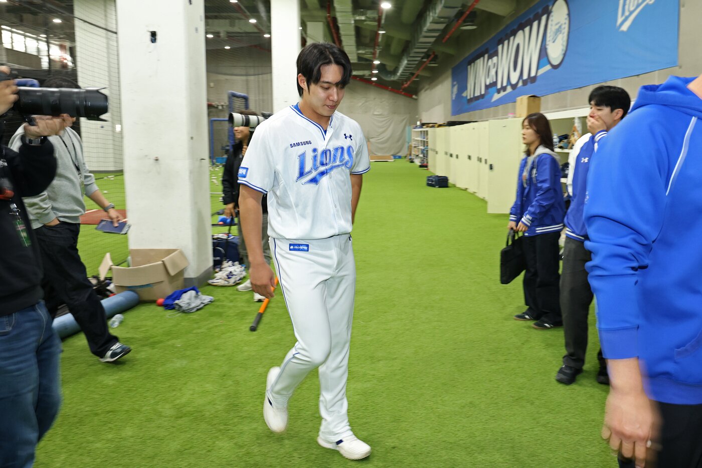 본문 이미지 - 삼성 투수 원태인이 21일 기자회견을 마치고 퇴장하고 있다.(삼성 라이온즈 제공)