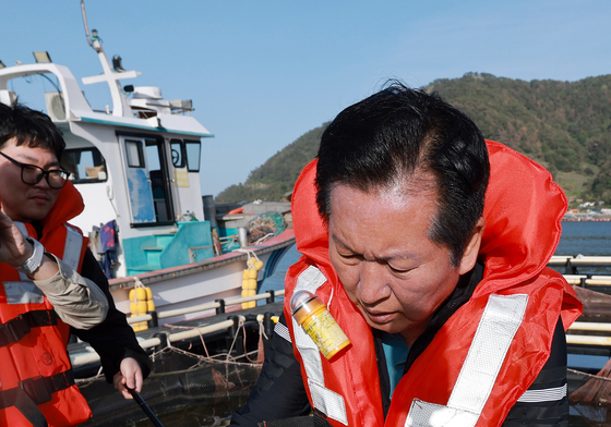 뜰채 이용해 우럭 잡는 정청래 대표