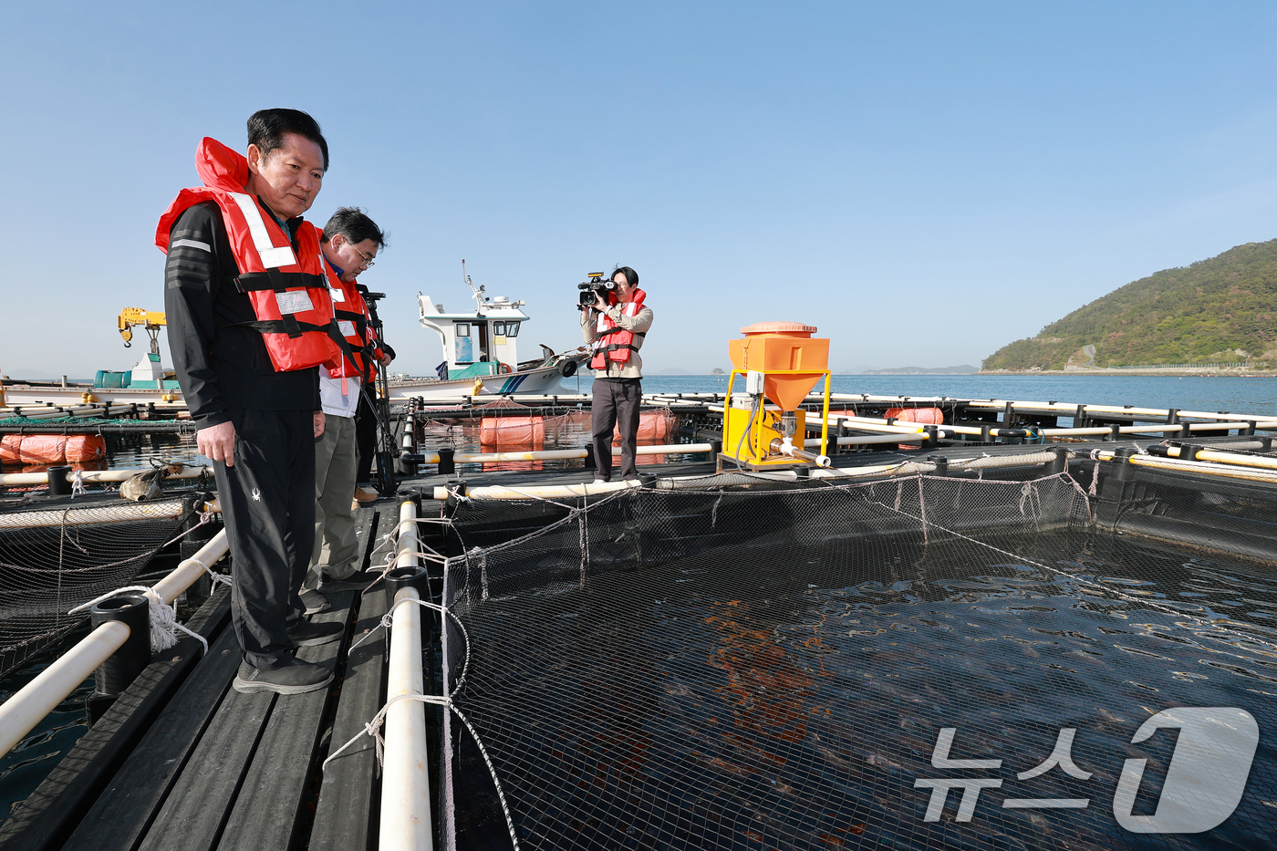 (통영=뉴스1) 윤일지 기자 = 정청래 더불어민주당 대표가 21일 오후 경남 통영 욕지도에서 고등어 양식장을 둘러보고 있다. (공동취재) 2026.4.21/뉴스1