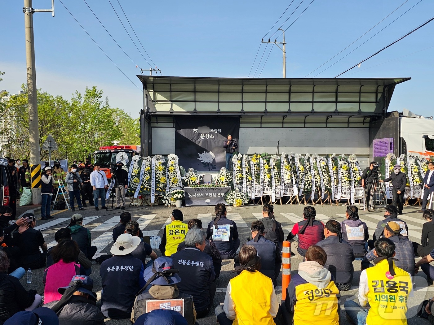 (진주=뉴스1) 한송학 기자 = 21일 CU진주물류센터 앞에 민주노총 화물연대 집회 현장에서 교통사고로 숨진 조합원의 분향소가 마련된 가운데 이날 오후 5시부터 화물연대본부가 결의 …