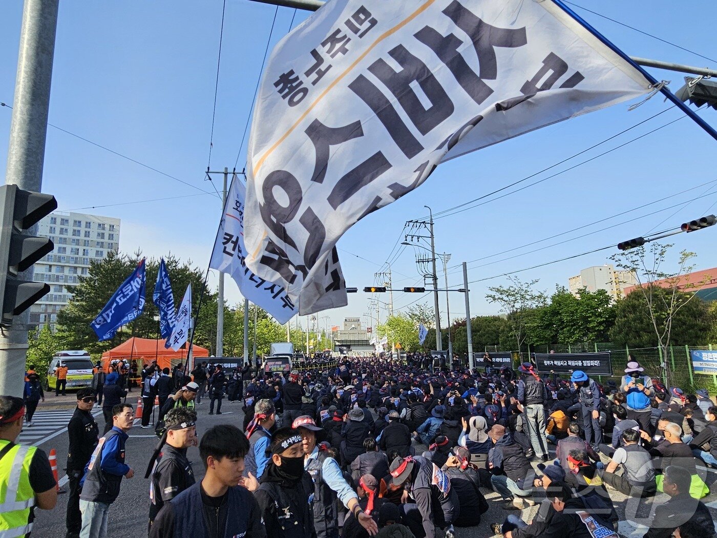 본문 이미지 - 경남 진주 CU진주물류센터에서 열린 화물연대 집회 현장에서 1명이 숨지고 2명이 다친 가운데 화물연대본부가 이를 규탄하는 결의대회를 하고 있다. 2026.4.21 ⓒ 뉴스1 한송학 기자