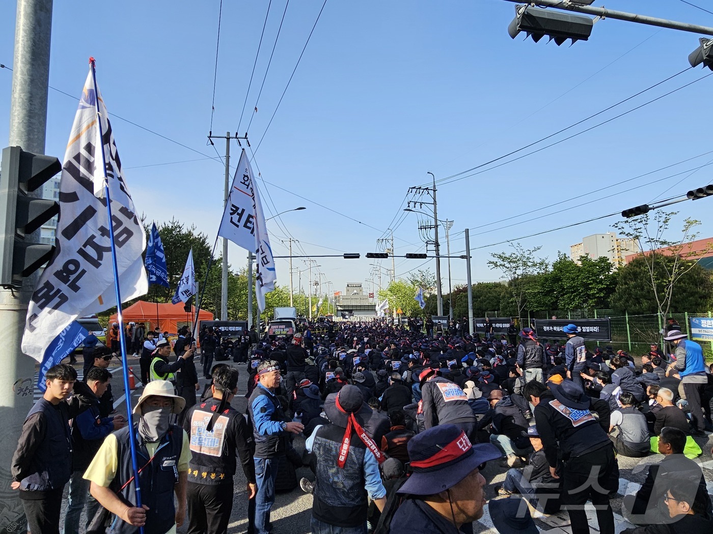 (진주=뉴스1) 한송학 기자 = 경남 진주 CU진주물류센터에서 열린 화물연대 집회 현장에서 1명이 숨지고 2명이 다치면서 21일 화물연대본부가 이를 규탄하는 결의 대회를 갖고 있다 …