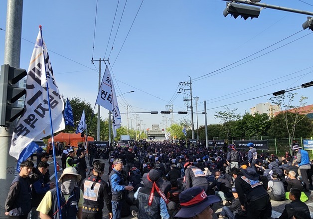 화물연대본부 결의 대회에 모인 조합원들