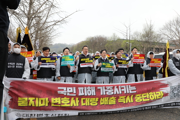변시 합격자수 결정 앞두고…"생존의 문제" vs "합격률 높여야"