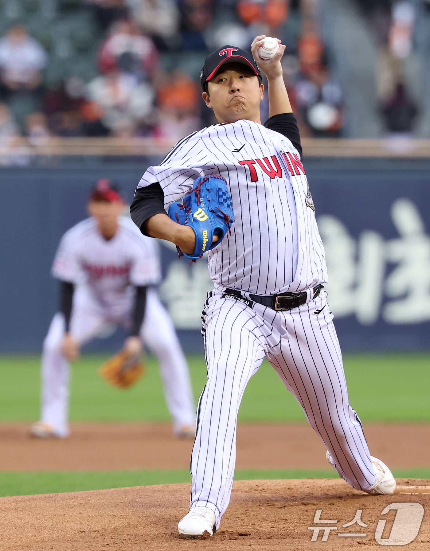 (서울=뉴스1) 김성진 기자 = 21일 서울 송파구 잠실야구장에서 열린 '2026 신한 SOL KBO리그' 한화 이글스와 LG 트윈스의 경기에서 LG 선발 송승기가 역투하고 있다. …