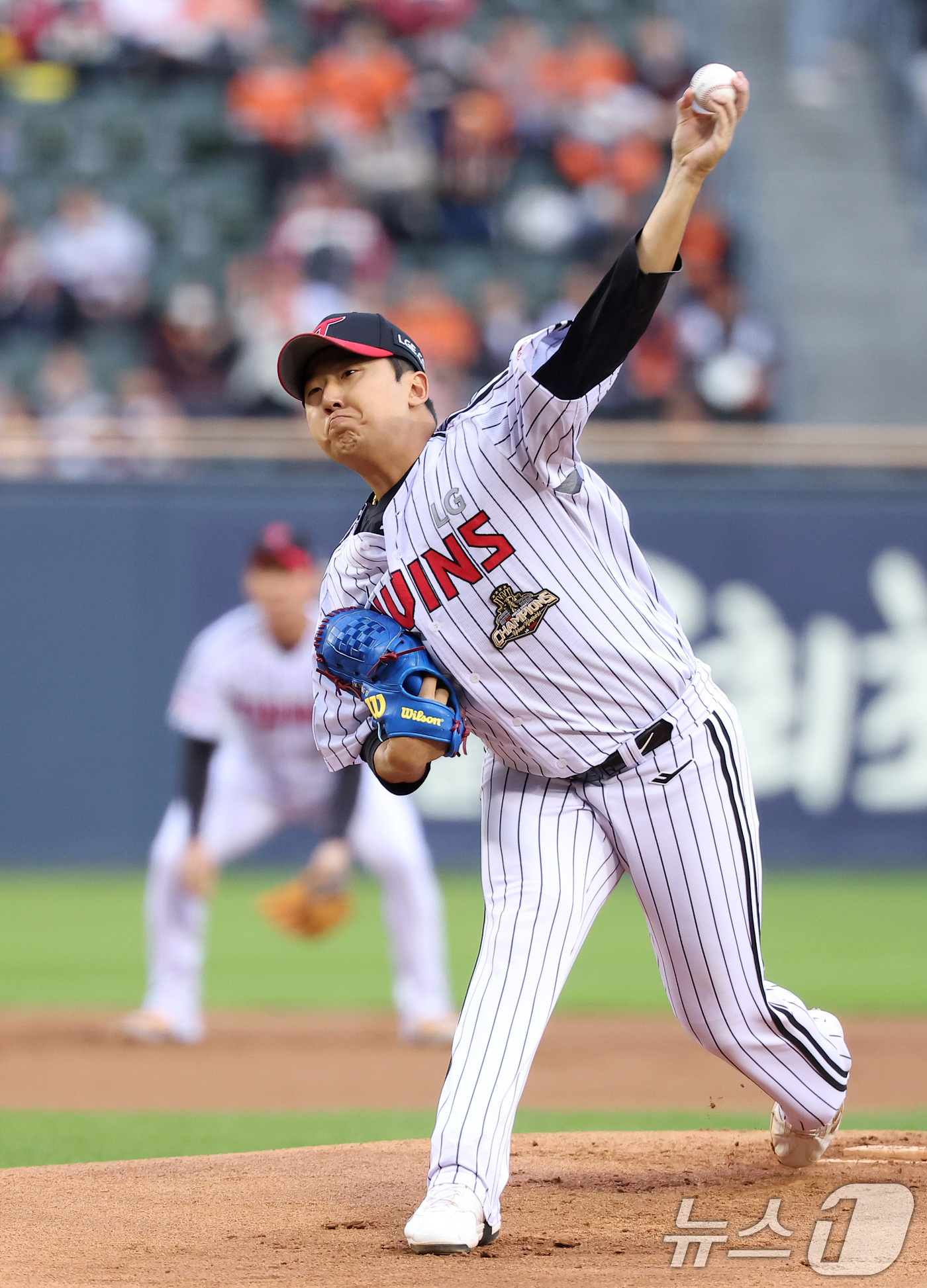 (서울=뉴스1) 김성진 기자 = 21일 서울 송파구 잠실야구장에서 열린 '2026 신한 SOL KBO리그' 한화 이글스와 LG 트윈스의 경기에서 LG 선발 송승기가 역투하고 있다. …