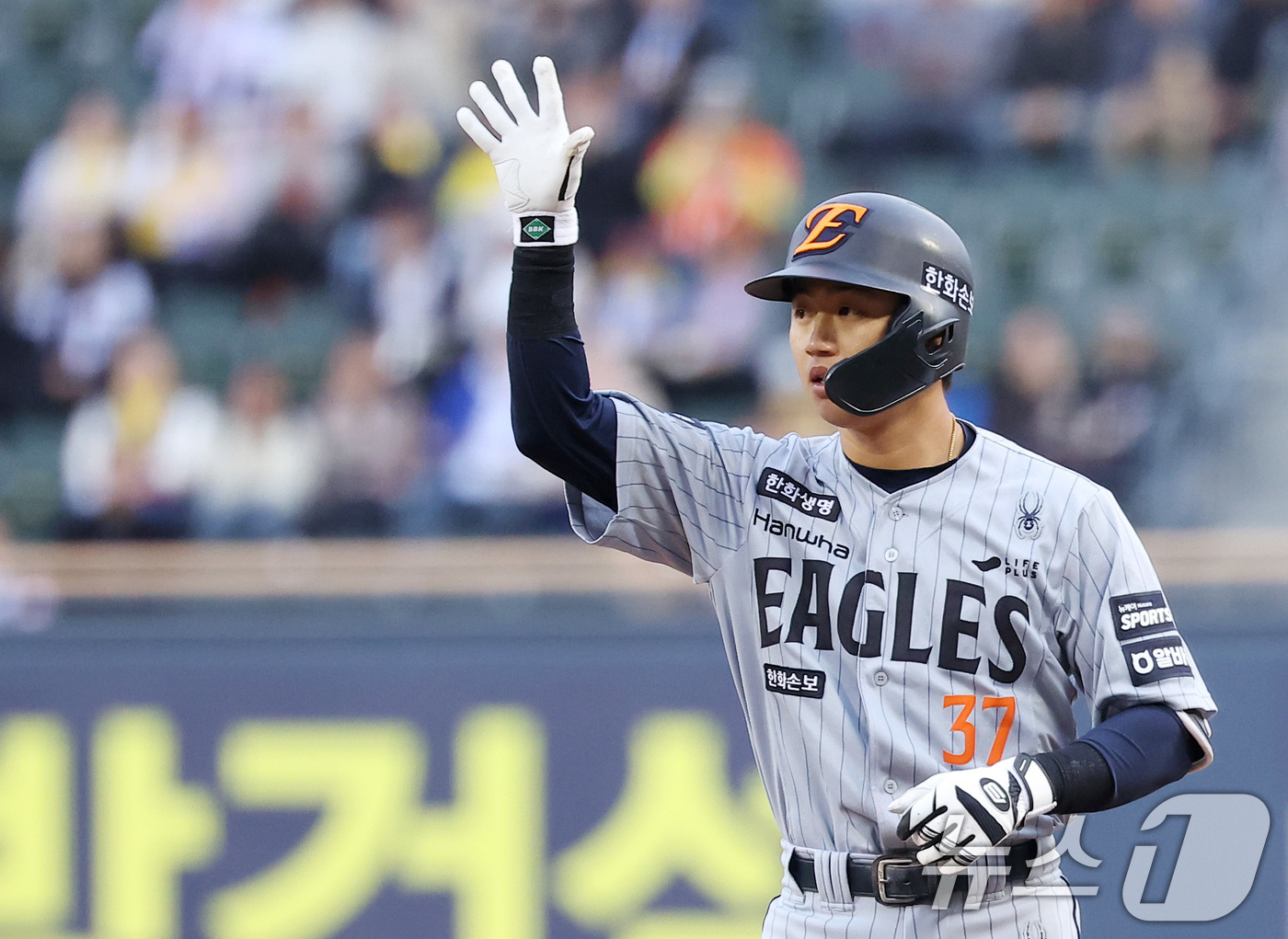 (서울=뉴스1) 김성진 기자 = 21일 서울 송파구 잠실야구장에서 열린 '2026 신한 SOL KBO리그' 한화 이글스와 LG 트윈스의 경기, 한화 이원석이 1회초 무사 선두타자로 …