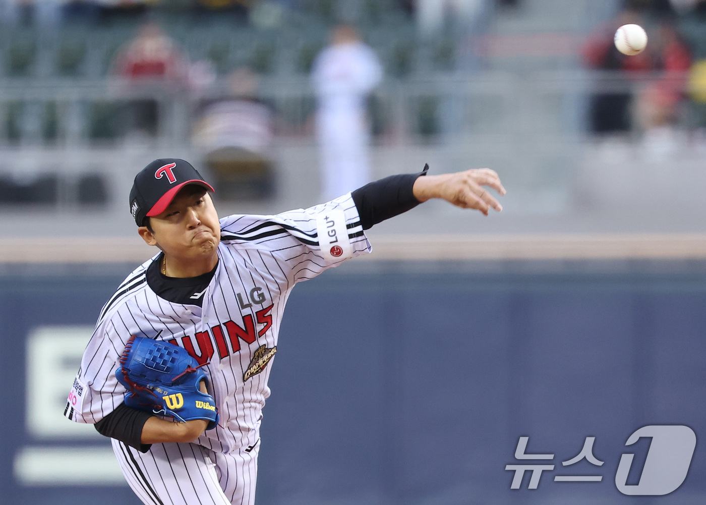 (서울=뉴스1) 김성진 기자 = 21일 서울 송파구 잠실야구장에서 열린 '2026 신한 SOL KBO리그' 한화 이글스와 LG 트윈스의 경기에서 LG 선발 송승기가 역투하고 있다. …