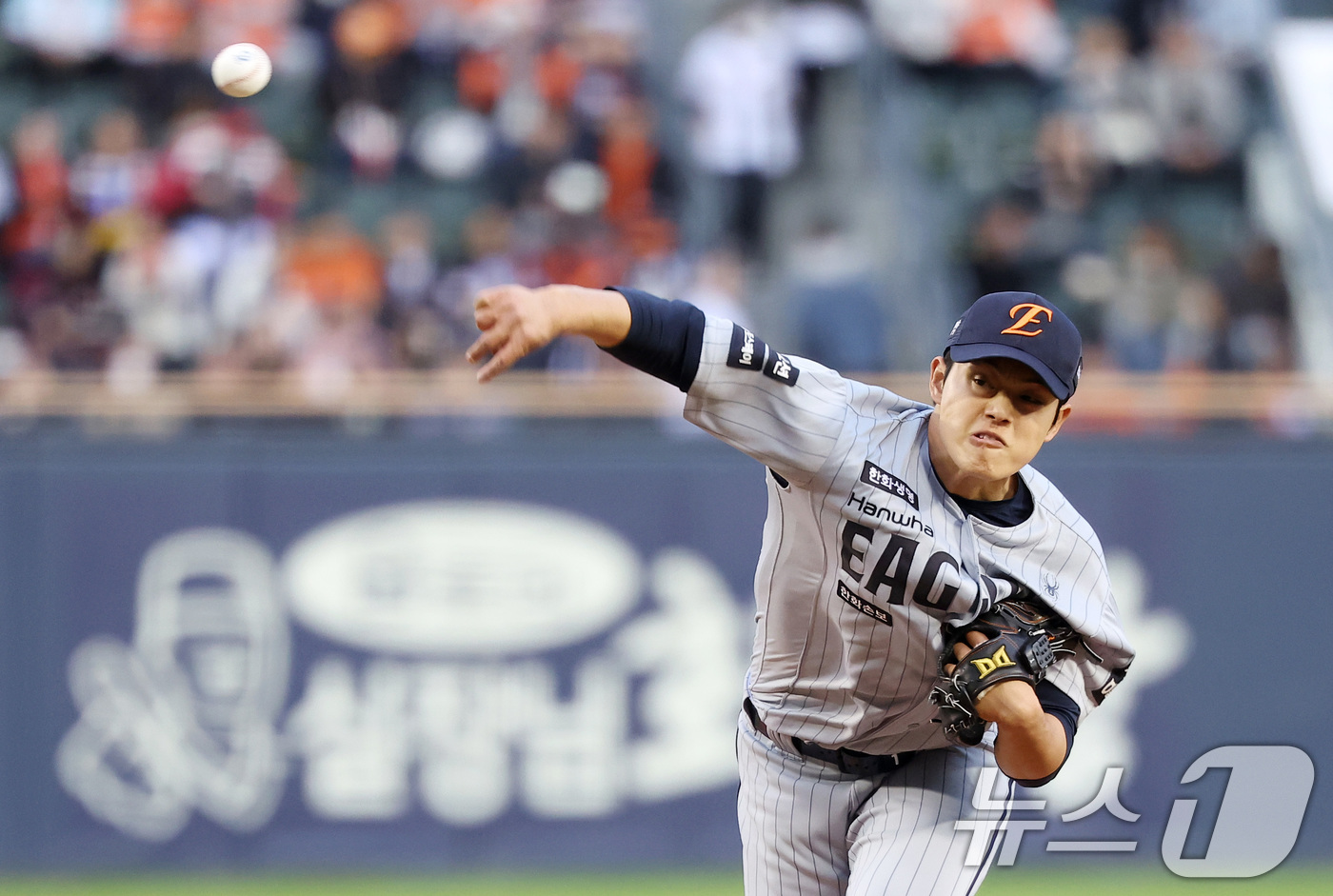 (서울=뉴스1) 김성진 기자 = 21일 서울 송파구 잠실야구장에서 열린 '2026 신한 SOL KBO리그' 한화 이글스와 LG 트윈스의 경기에서 한화 선발 문동주가 역투하고 있다. …