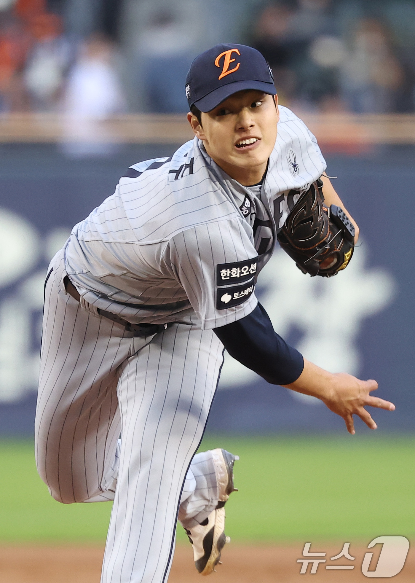 (서울=뉴스1) 김성진 기자 = 21일 서울 송파구 잠실야구장에서 열린 '2026 신한 SOL KBO리그' 한화 이글스와 LG 트윈스의 경기에서 한화 선발 문동주가 역투하고 있다. …