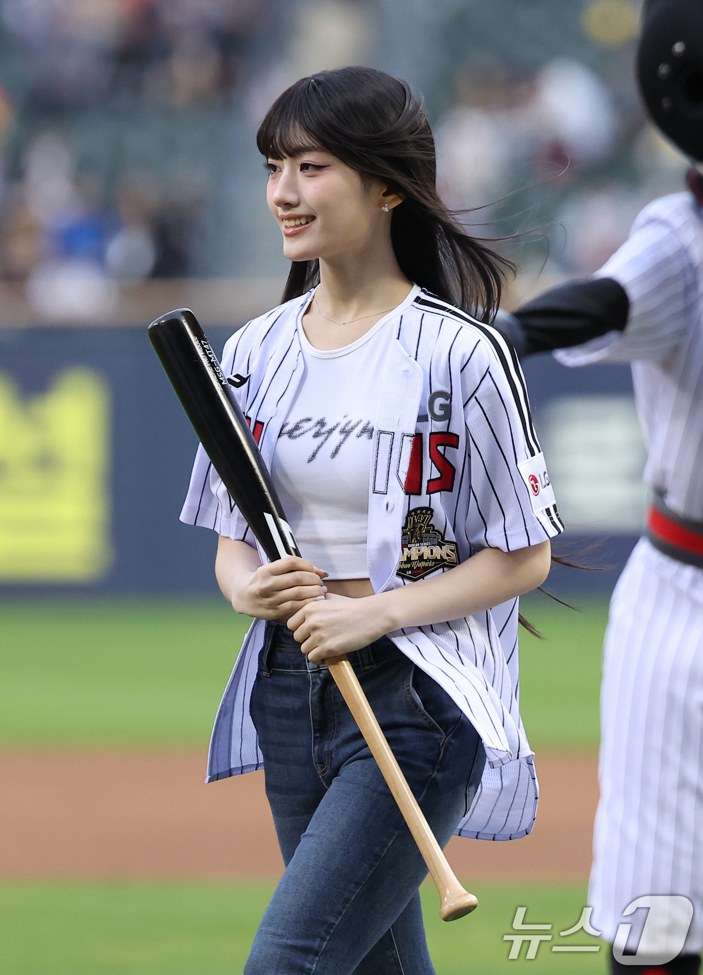 (서울=뉴스1) 김성진 기자 = 걸그룹 세이마이네임 준휘가 21일 서울 송파구 잠실야구장에서 열린 '2026 신한 SOL KBO리그' 한화 이글스와 LG 트윈스의 경기에서 시타를 …