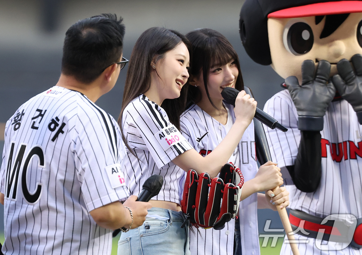 (서울=뉴스1) 김성진 기자 = 걸그룹 세이마이네임 소하와 준휘가 21일 서울 송파구 잠실야구장에서 열린 '2026 신한 SOL KBO리그' 한화 이글스와 LG 트윈스의 경기에서 …