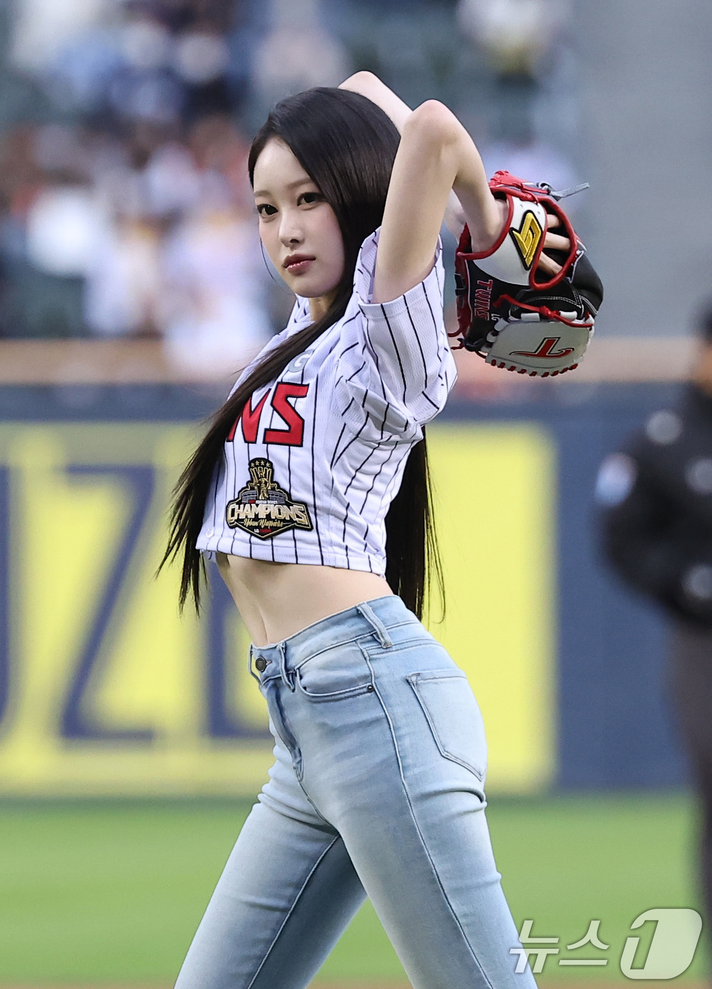 (서울=뉴스1) 김성진 기자 = 걸그룹 세이마이네임 소하가 21일 서울 송파구 잠실야구장에서 열린 '2026 신한 SOL KBO리그' 한화 이글스와 LG 트윈스의 경기에서 시구를 …