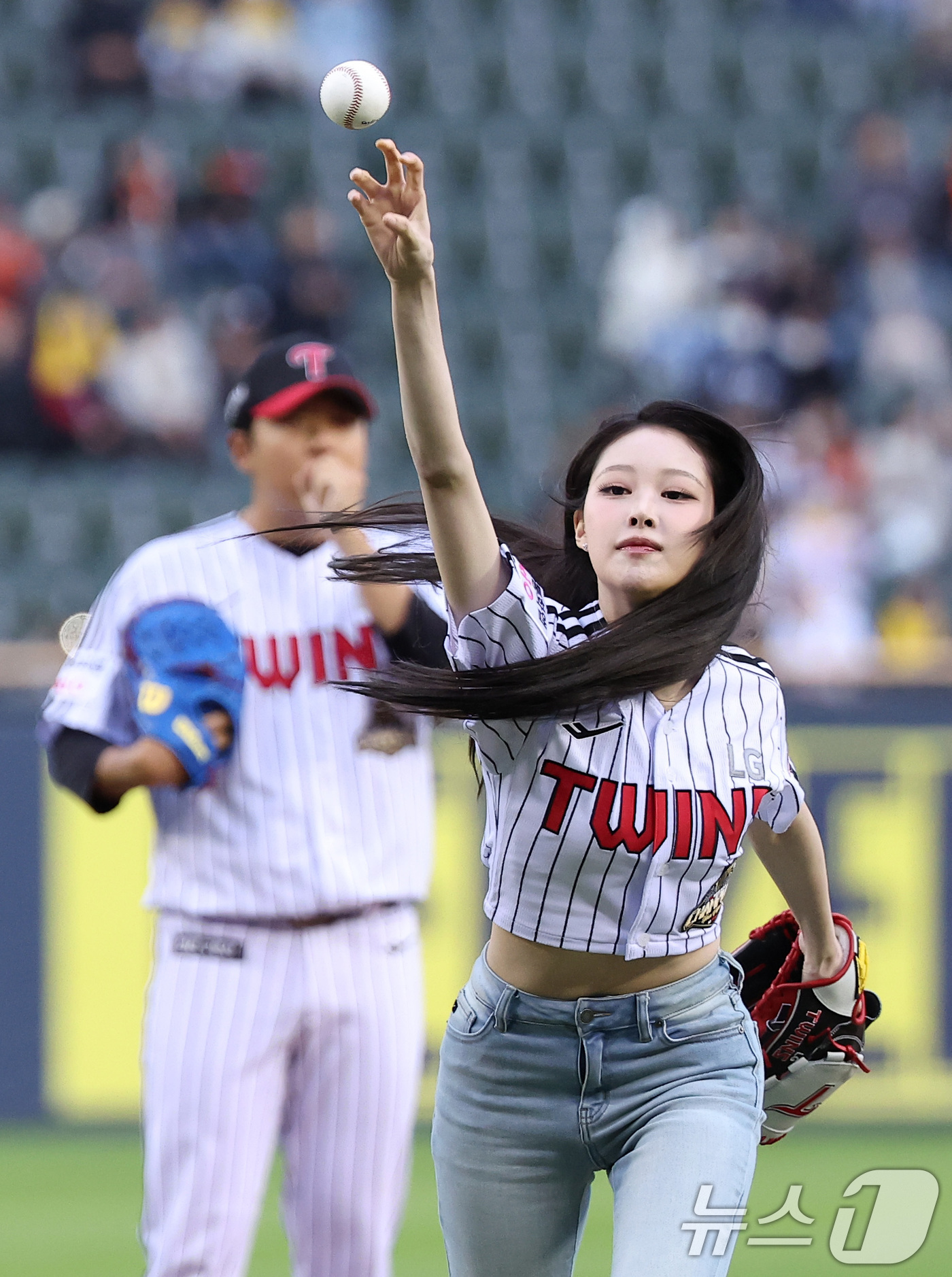 (서울=뉴스1) 김성진 기자 = 걸그룹 세이마이네임 소하가 21일 서울 송파구 잠실야구장에서 열린 '2026 신한 SOL KBO리그' 한화 이글스와 LG 트윈스의 경기에서 시구를 …