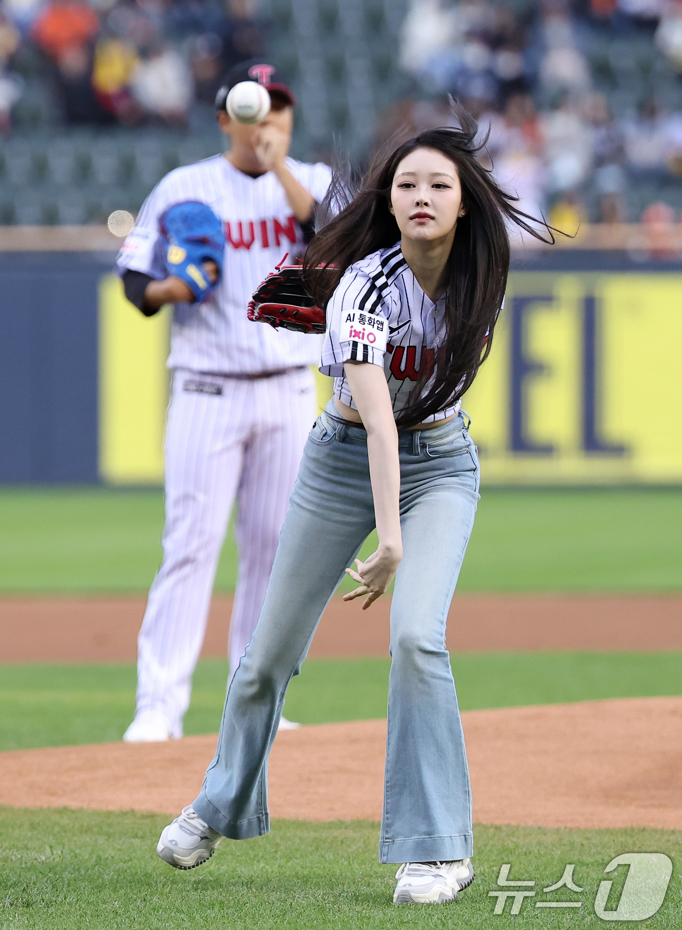 (서울=뉴스1) 김성진 기자 = 걸그룹 세이마이네임 소하가 21일 서울 송파구 잠실야구장에서 열린 '2026 신한 SOL KBO리그' 한화 이글스와 LG 트윈스의 경기에서 시구를 …