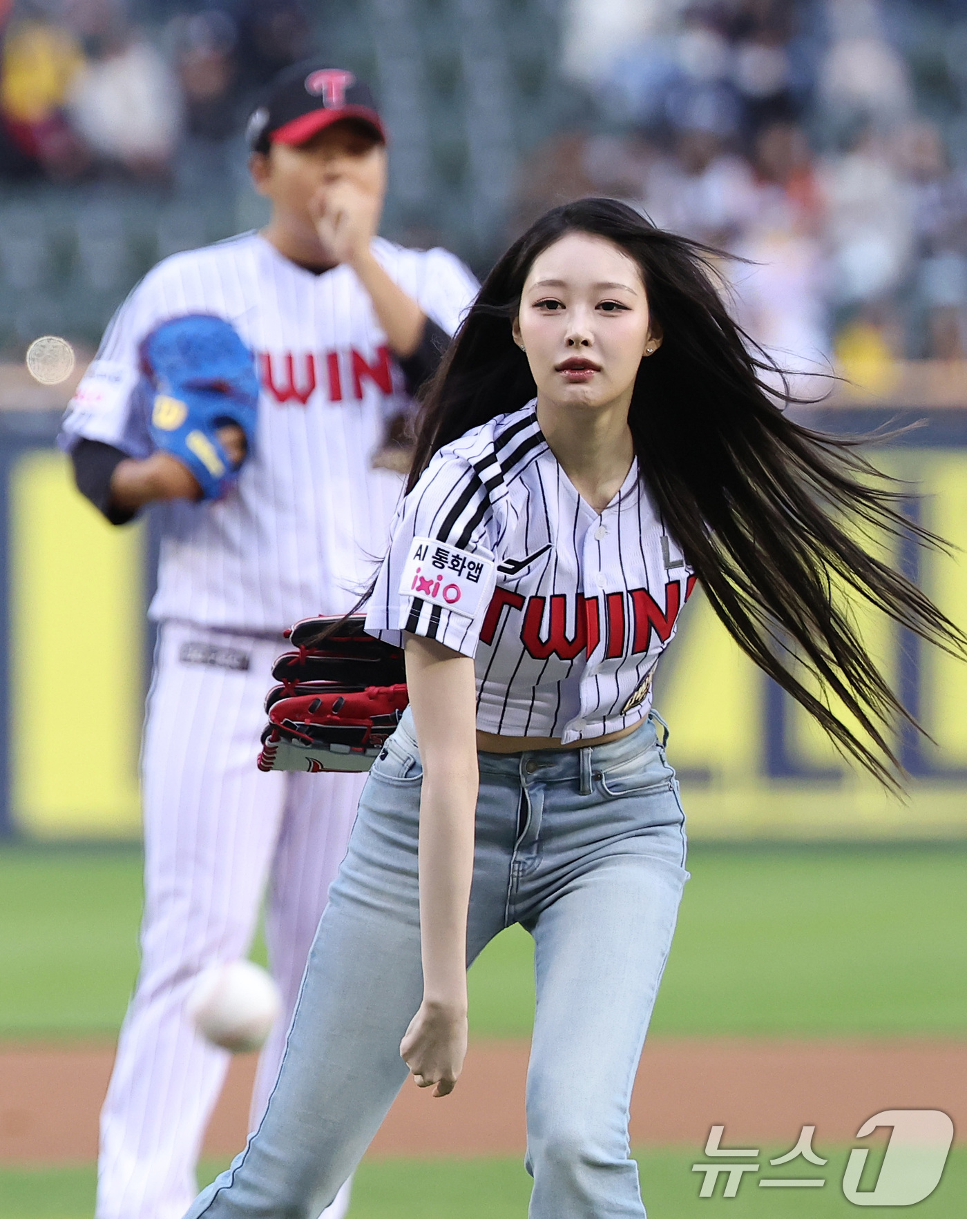 (서울=뉴스1) 김성진 기자 = 걸그룹 세이마이네임 소하가 21일 서울 송파구 잠실야구장에서 열린 '2026 신한 SOL KBO리그' 한화 이글스와 LG 트윈스의 경기에서 시구를 …