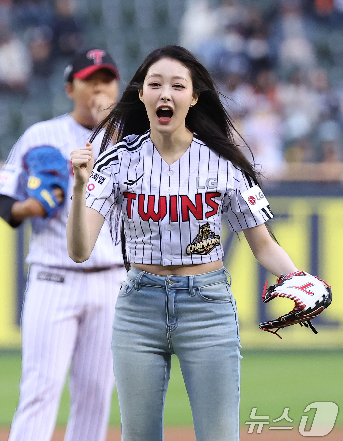(서울=뉴스1) 김성진 기자 = 걸그룹 세이마이네임 소하가 21일 서울 송파구 잠실야구장에서 열린 '2026 신한 SOL KBO리그' 한화 이글스와 LG 트윈스의 경기에서 시구를 …