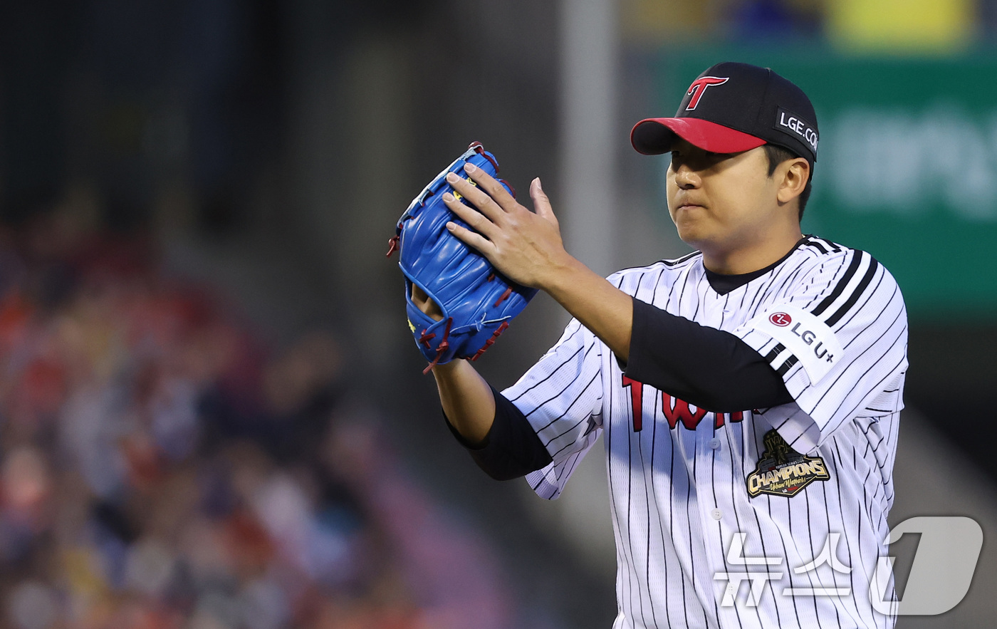 (서울=뉴스1) 김성진 기자 = 21일 서울 송파구 잠실야구장에서 열린 '2026 신한 SOL KBO리그' 한화 이글스와 LG 트윈스의 경기, LG 선발 송승기가 2회초 수비를 무 …