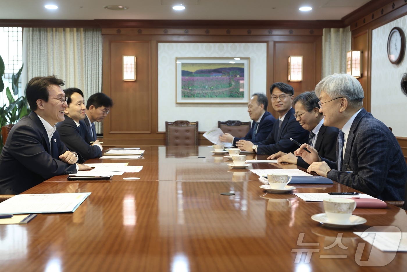 (서울=뉴스1) = 김민석 국무총리가 21일 서울 종로구 정부서울청사에서 열린 에너지 안보 및 과학기술 경쟁력 강화를 위한 전문가 간담회에서 발언하고 있다. (국무총리실 제공. 재 …