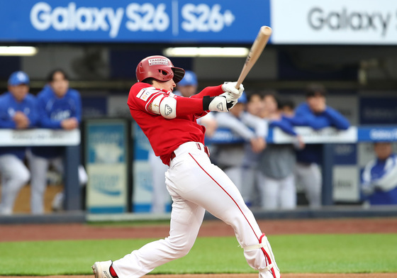 '개막 19경기 연속 안타' 박성한, 프로야구 새 기록 달성