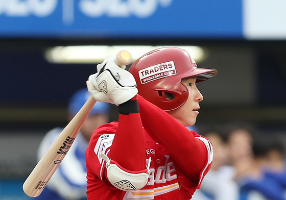 첫 타석 안타 치는 SSG 박성한