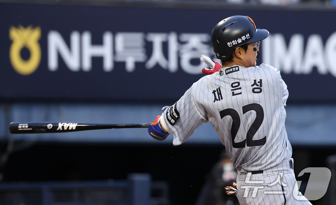 (서울=뉴스1) 김성진 기자 = 21일 서울 송파구 잠실야구장에서 열린 '2026 신한 SOL KBO리그' 한화 이글스와 LG 트윈스의 경기, 한화 채은성이 2회초 무사 선두타자로 …