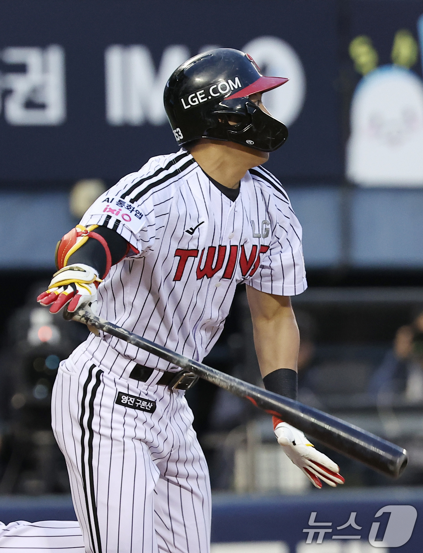 (서울=뉴스1) 김성진 기자 = 21일 서울 송파구 잠실야구장에서 열린 '2026 신한 SOL KBO리그' 한화 이글스와 LG 트윈스의 경기, LG 천성호가 2회말 1사 안타를 치 …
