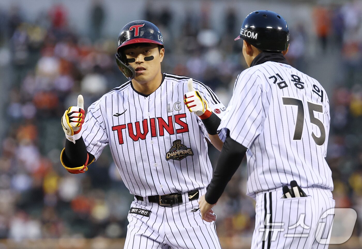 본문 이미지 - LG 트윈스 천성호(왼쪽). 2026.4.21 ⓒ 뉴스1 김성진 기자