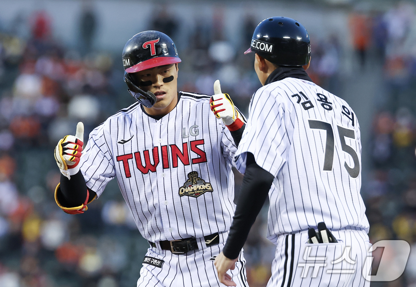 (서울=뉴스1) 김성진 기자 = 21일 서울 송파구 잠실야구장에서 열린 '2026 신한 SOL KBO리그' 한화 이글스와 LG 트윈스의 경기, LG 천성호가 2회말 1사 안타를 친 …