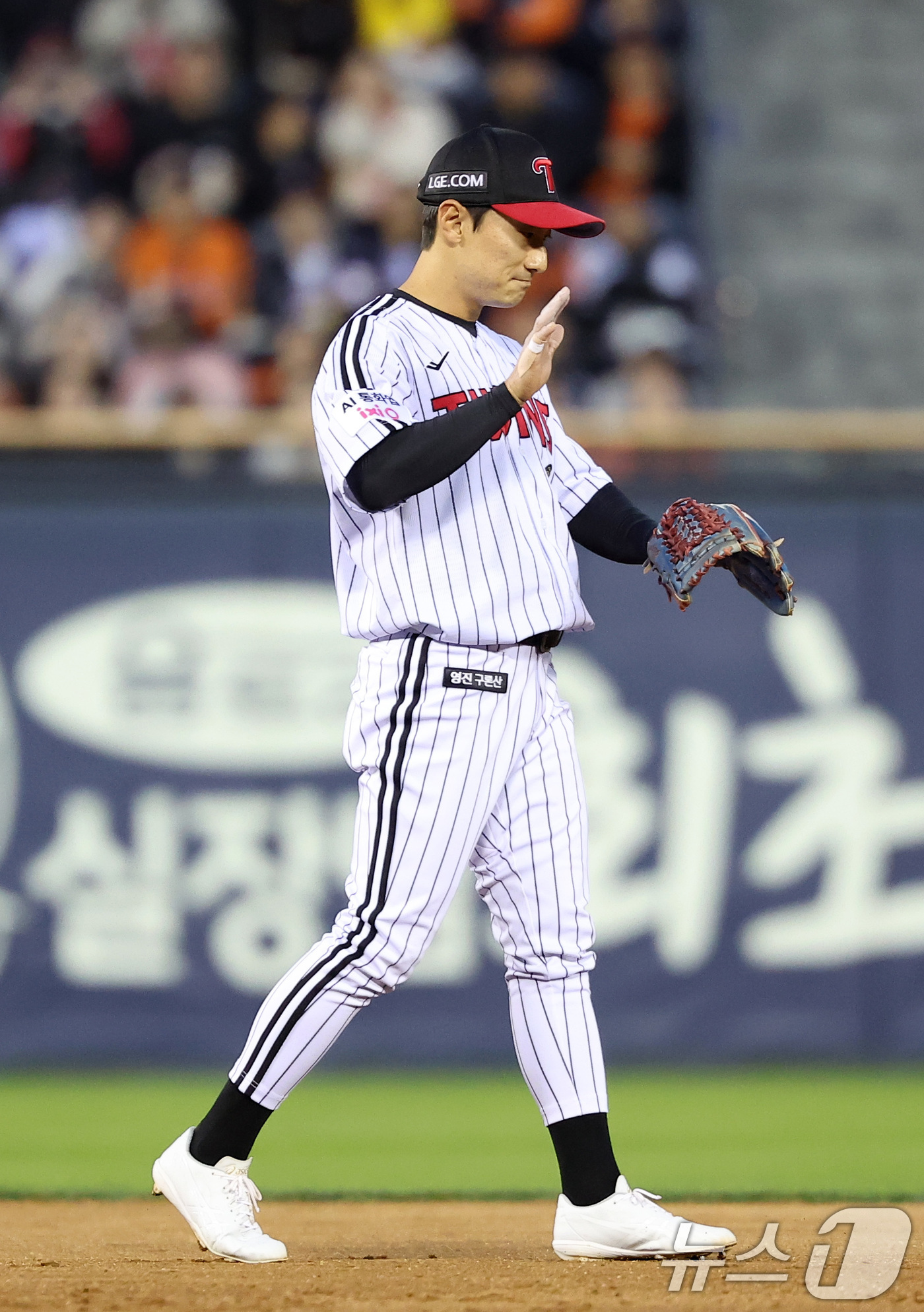 (서울=뉴스1) 김성진 기자 = 21일 서울 송파구 잠실야구장에서 열린 '2026 신한 SOL KBO리그' 한화 이글스와 LG 트윈스의 경기, LG 신민재가 3회초 2사 한화 페라 …