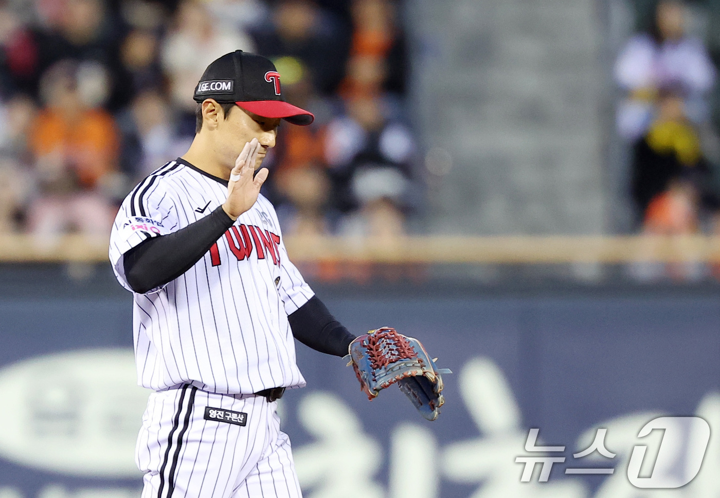 (서울=뉴스1) 김성진 기자 = 21일 서울 송파구 잠실야구장에서 열린 '2026 신한 SOL KBO리그' 한화 이글스와 LG 트윈스의 경기, LG 신민재가 3회초 2사 한화 페라 …