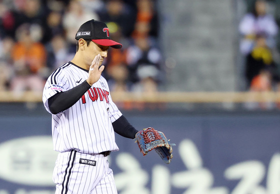 신민재, 아쉬운 송구실책