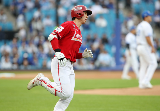 1루 달리는 박성한 '19경기 연속 안타'