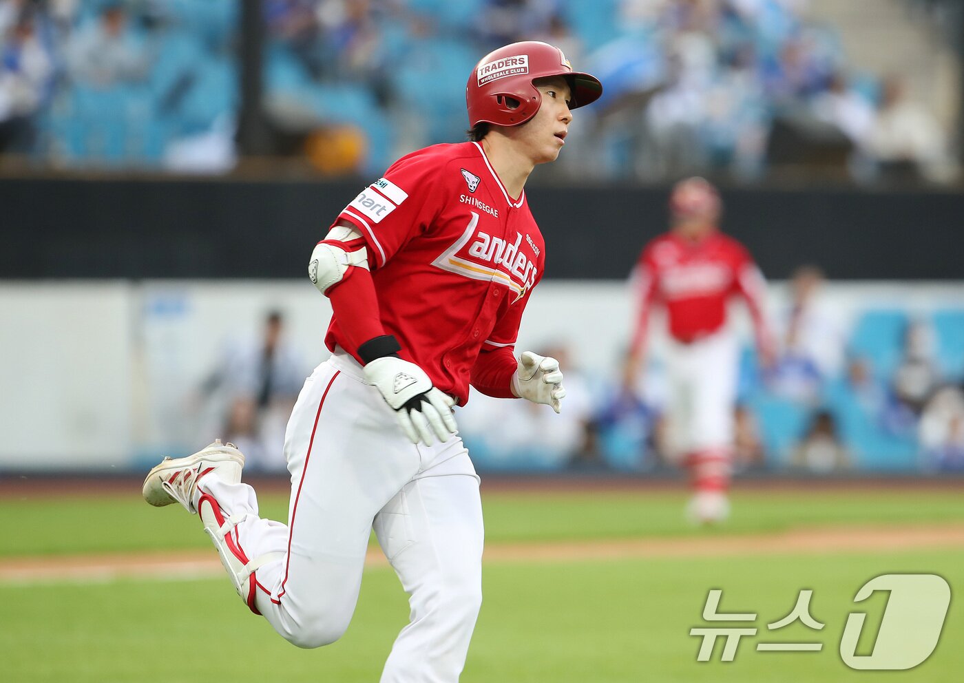 본문 이미지 - 21일 오후 대구 삼성라이온즈파크에서 열린 프로야구 '2026 신한 SOL KBO리그' SSG 랜더스와 삼성 라이온즈의 경기, 1회초 SSG 선두타자 박성한이 삼성 선발 최원태의 초구를 때린 뒤 1루를 향해 달리고 있다. 2026.4.21 ⓒ 뉴스1 공정식 기자