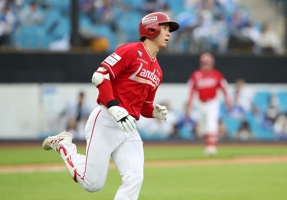 1루 달리는 박성한 '19경기 연속 안타'