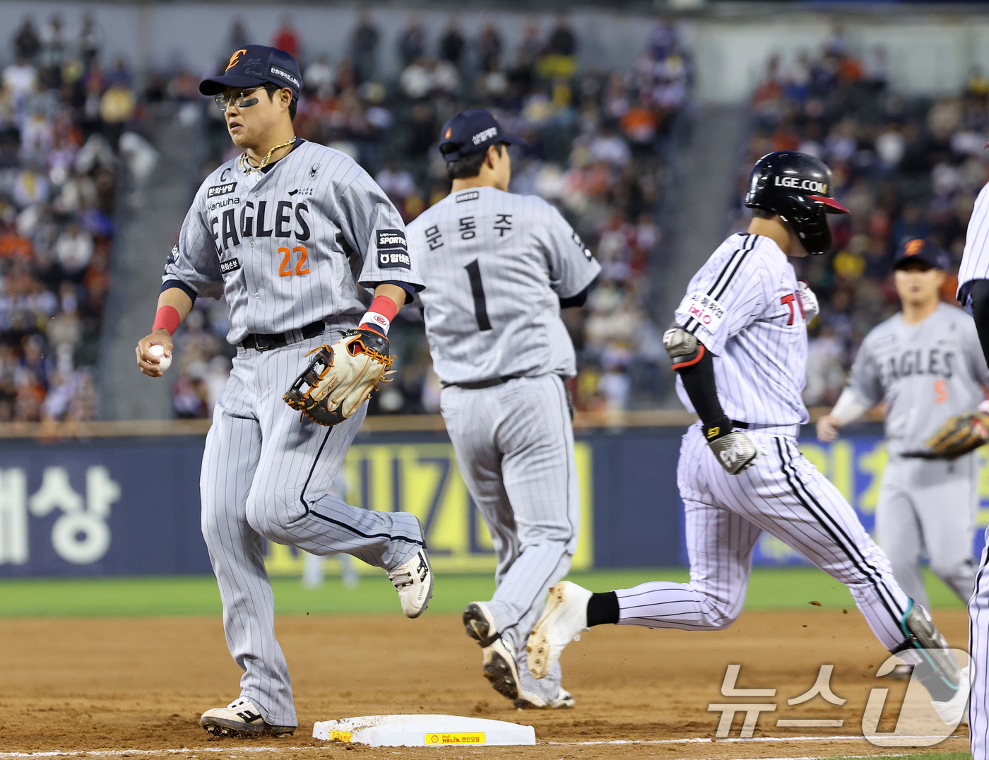 (서울=뉴스1) 김성진 기자 = 21일 서울 송파구 잠실야구장에서 열린 '2026 신한 SOL KBO리그' 한화 이글스와 LG 트윈스의 경기, 한화 채은성이 3회말 1사 LG 신민 …