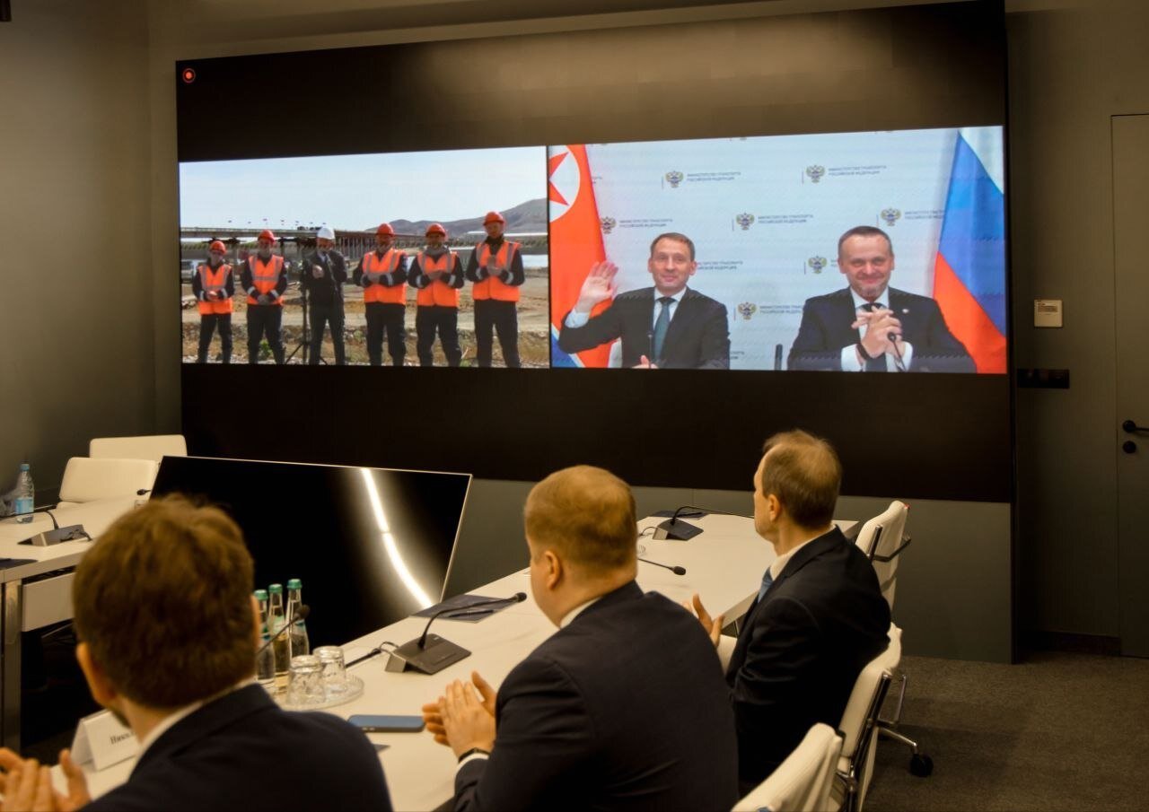 본문 이미지 - 북한 주재 러시아 대사관은 21일 텔레그램을 통해 러시아 교통장관과 천연자원부 장관이 북러 국경에서 양국 간 두만강 교량 연결식에 화상 참여했다고 밝혔다 . (주북러시아대사관 텔레그램 갈무리)