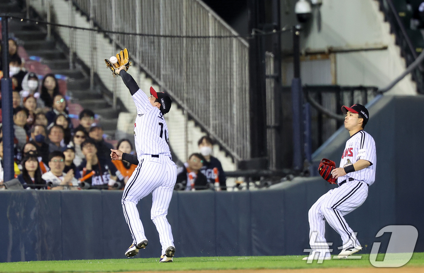 (서울=뉴스1) 김성진 기자 = 21일 서울 송파구 잠실야구장에서 열린 '2026 신한 SOL KBO리그' 한화 이글스와 LG 트윈스의 경기, LG 오지환이 4회초 1사 1루 상황 …
