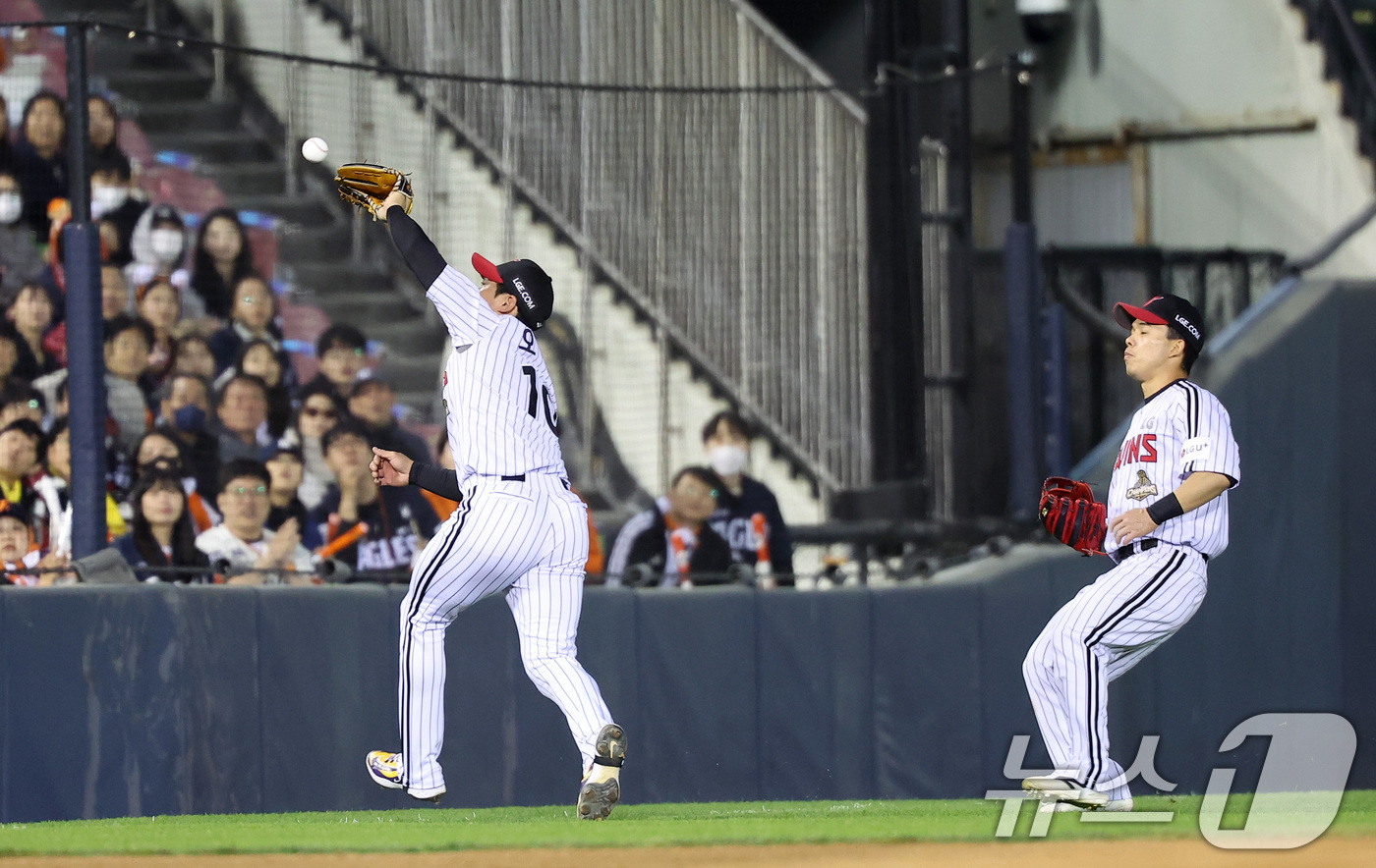 (서울=뉴스1) 김성진 기자 = 21일 서울 송파구 잠실야구장에서 열린 '2026 신한 SOL KBO리그' 한화 이글스와 LG 트윈스의 경기, LG 오지환이 4회초 1사 1루 상황 …
