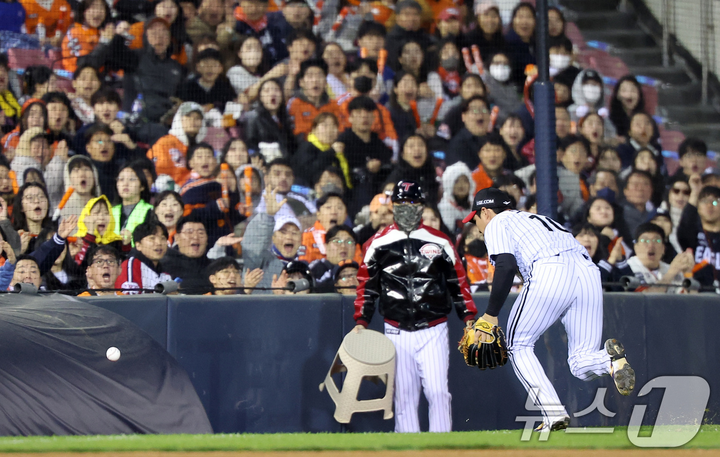 (서울=뉴스1) 김성진 기자 = 21일 서울 송파구 잠실야구장에서 열린 '2026 신한 SOL KBO리그' 한화 이글스와 LG 트윈스의 경기, LG 오지환이 4회초 1사 1루 상황 …